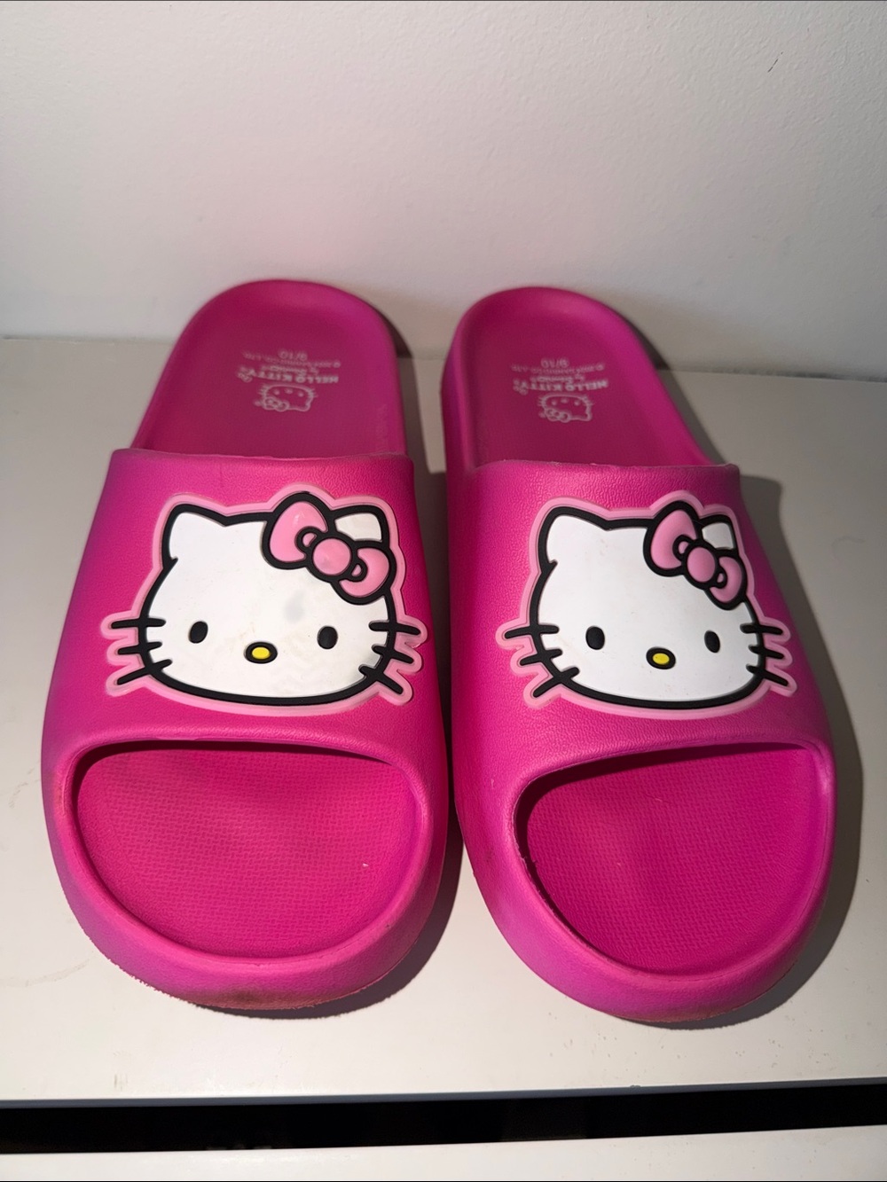 Hello Kitty Bright Pink Women’s Slide Sandals. Sz 9/10